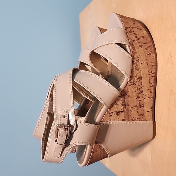 G by GUESS GG TAYMORA cream platform sandals. Size 7.5" - Picture 3 of 8